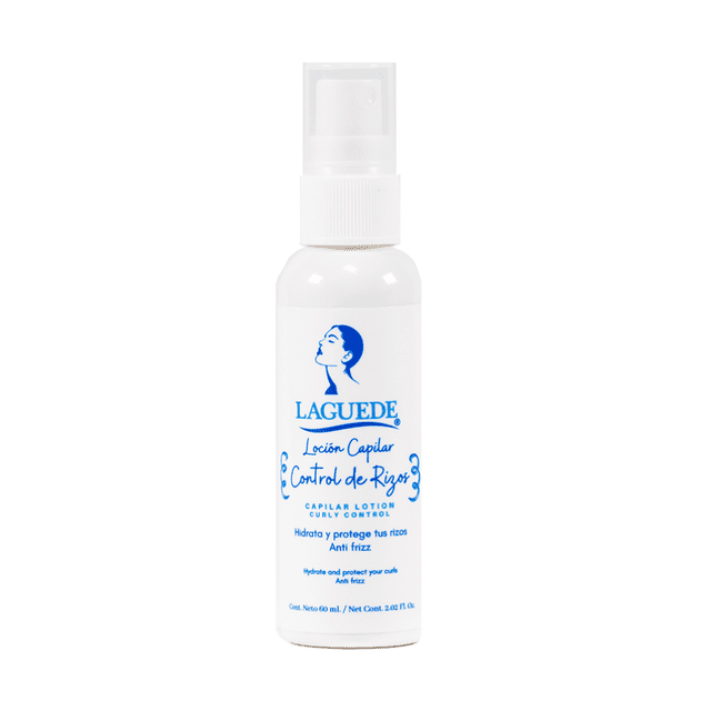 spray capilar laguede control rizos natural botella blanca con atomizador en vista frontal; etiqueta azul con logotipo LAGUEDE y texto que indica control de rizos, hidrata, evita el frizz y protege del calor; formato compacto, también apto para retoques rápidos de definición de rizos.