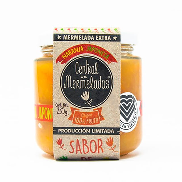 mermelada extra de naranja japonesa central de mermeladas frasco de vidrio 235 g Frasco frontal cerrado al vacío con mermelada de color naranja anaranjado, etiqueta kraft vertical con logo Central de Mermeladas, leyenda "235 g" y "producción limitada" y sello de Xico, Veracruz; fondo blanco. Suele usarse en desayunos y como acompañamiento de quesos.