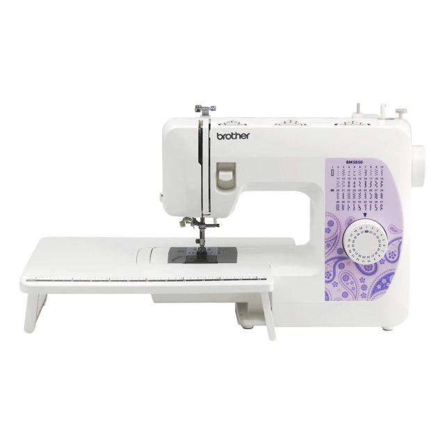 máquina de coser brother bm3850 37 puntadas, vista frontal 3/4 con mesa extensible para quilting; cuerpo blanco con panel lateral lila que muestra las 37 puntadas y un dial de selección, enhebrado semiautomático y ojal de 1 paso visibles, placa de aguja y prensatelas expuestos, compartimento para accesorios integrado; ideal para patchwork y proyectos de acolchado grandes.