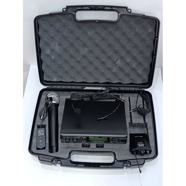 micrófono stw-23hul lim audio by soundtrack sistema de microfonía inalámbrico uhf 2 canales con frecuencias variables; estuche negro abierto que muestra receptor UHF con pantalla frontal iluminada y controles de volumen independientes, micrófono de mano negro, bodypack, diadema con micrófono de solapa y cables, espuma interior y acabado en aluminio cepillado, diseñado para hasta 80 m y uso por dos cantantes o conferencistas; también suele usarse para reuniones y presentaciones móviles.