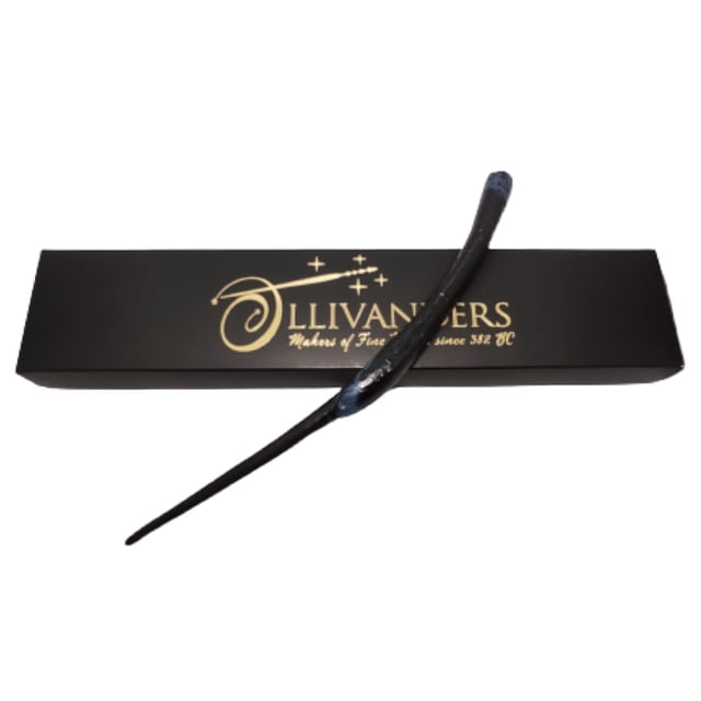 varita mágica fantasy universe de resina con núcleo metálico sólido con caja ollivanders — varita negra curva de resina con núcleo de metal (30–37 cm aprox.) colocada sobre caja Ollivanders negra con logotipo y detalles dorados; acabado esculpido con texturas decorativas, ideal para coleccionistas y disfraces.