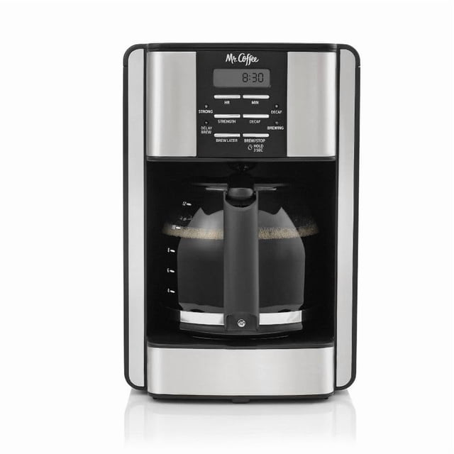 cafetera mr. coffee programable para 12 tazas, color negro y acero inoxidable — Vista frontal centrada de la cafetera en negro con paneles y detalles en acero inoxidable; jarra de vidrio con mango negro y marcadores de nivel visibles, pantalla digital y controles para Regular, Strong Brew y Decaf, función Delay Brew, pausa Grab-a-Cup y bandeja goteo. También es adecuada para preparar varias tazas para reuniones pequeñas.