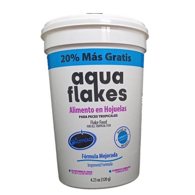 hojuelas aqua flakes 100gr biomaa Tarrina frontal blanca con banda superior azul que indica '20% Más Gratis', marca 'aqua flakes' en negro y texto morado 'Alimento en Hojuelas'; etiqueta señala 'Fórmula Mejorada' y uso para peces tropicales; instrucciones visibles: alimentar 2–3 veces al día hasta consumo en 5 minutos; también suele usarse para entrenar peces a comer en la superficie.