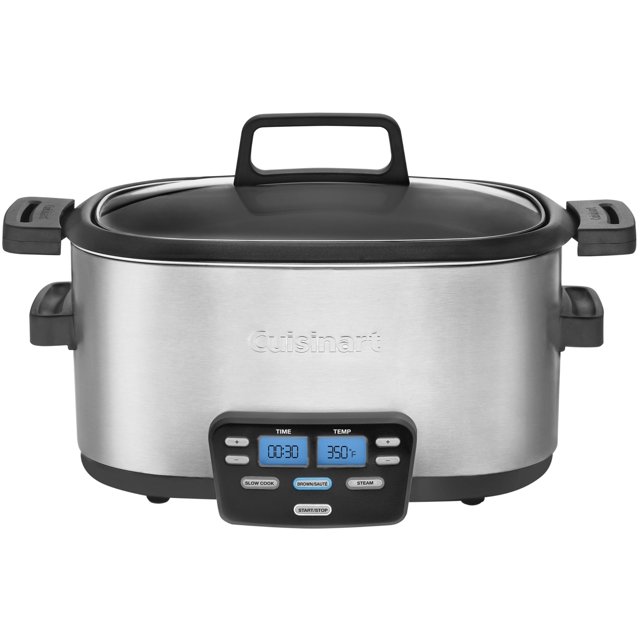 cuisinart 3-in-1 cook central® multiolla, olla de cocimiento lento, olla de vapor, plateado, 5,67l, 1 Vista frontal centrada de la multiolla plateada Cuisinart (6 qt) con tapa de vidrio y agarradera negra, asas laterales negras, pantalla LCD azul grande con tiempo y temperatura visibles, incluye soporte para vapor; también suele usarse para cocinar porciones pequeñas en viajes o campamento.