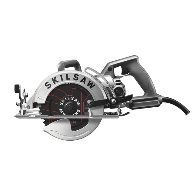 sierra circular SKILSAW SPT77W-01 15A 7-1/4" con accionamiento helicoidal de aluminio, vista lateral frontal centrada; carcasa de aluminio plateada con protector circular y logotipo SKILSAW, disco negro y rojo de 7-1/4" visible, mango superior y trasero con gatillo, placa base rectangular y palanca Cut Ready para ajuste de profundidad, bisel ajustable hasta 51° y gancho integrado para colgar en vigas; a menudo usada también como opción portátil para cortes en obra.