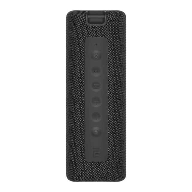 xiaomi bocina inalámbrica mi portable bluetooth speaker negra, vista frontal vertical centrada con carcasa de malla texturizada y tira central de botones de goma (emparejamiento, modos de sonido, reproducción y volumen), gancho de transporte superior, diseño cilíndrico compacto, compatible con emparejamiento en cadena Bluetooth 5.0 e IPX7 resistente al agua; adecuada para llevar en excursiones o reuniones al aire libre.