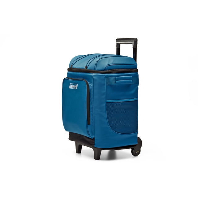 hielera flexible con ruedas y asa 42 latas azul coleman azul están Enfriadora Coleman blanda azul, vista 3/4 frontal con mango telescópico extendido y ruedas, cremallera superior de doble cierre, bolsillo frontal con logo Coleman, bolsillo lateral de malla y bolsillo interior con cremallera; tela de poliéster reciclado, base y patas negras, aislamiento TempLock para retención de hielo y capacidad para 42 latas; también usada a menudo para transportar artículos de playa o equipo deportivo.