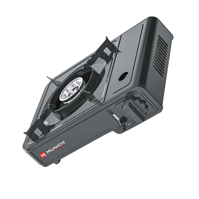 estufa portátil a gas para camping con maletín eg-2804 munich Negro, vista 3/4 frontal de la estufa compacta con quemador circular y rejilla para ollas, perilla lateral de ajuste de flama y compartimento para cartucho de gas LP, acabado metálico mate y logo Munich en el frente; adecuada para cocinar en exteriores y fácil de transportar en su maletín, a menudo usada para calentamientos rápidos durante campamentos.