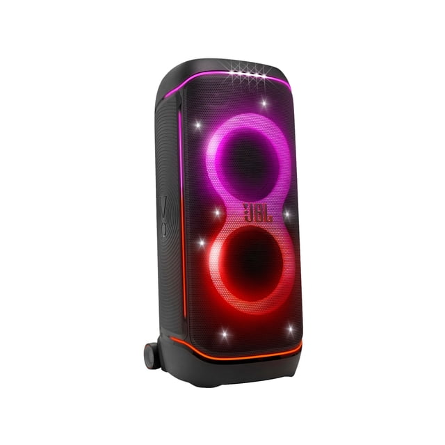 bocina inalámbrica efecto luz led, bluetooth jbl partybox 720 altavoz vertical 800W con anillos LED morado y rojo en los dos woofers frontales, rejilla negra con logo JBL, ruedas inferiores y borde de luz naranja, vista 3/4 frontal sobre fondo blanco; adecuada para eventos, fiestas al aire libre y como equipo DJ portátil.