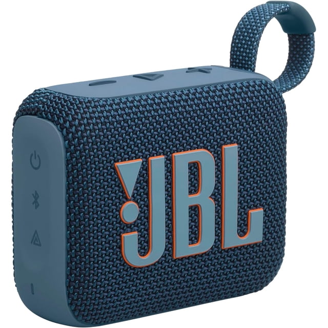 bocina portátil jbl go 4 bluetooth a prueba de agua azul vista frontal, bocina compacta con logo JBL grande en malla texturizada azul, botones de control en la parte superior y correa de transporte integrada; especificaciones indican resistencia IP67, conectividad Bluetooth y hasta 5 horas de batería; adecuada para llevar a reuniones o salidas al aire libre.