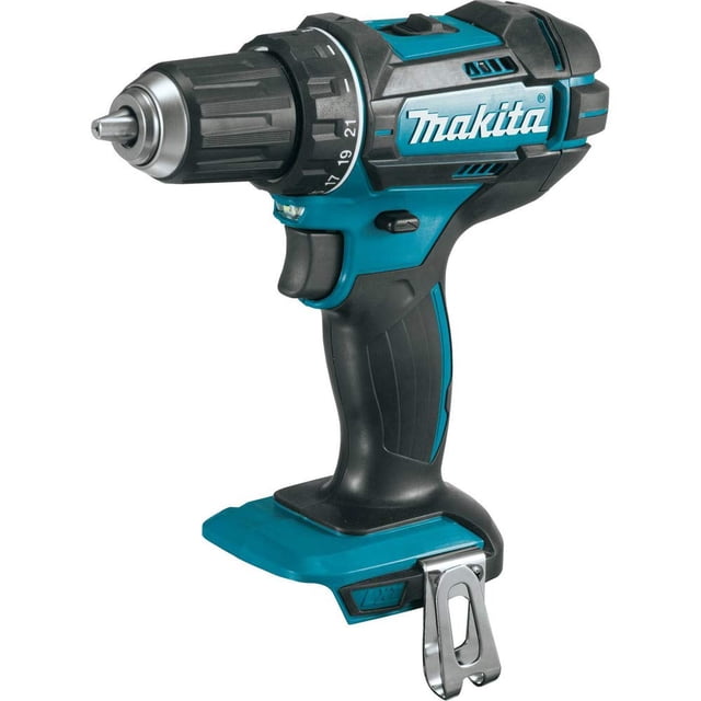 taladro perforador-taladro inalámbrico makita xfd10z lxt de 18 v, iones de litio vista 3/4 derecha del taladro inalámbrico Makita XFD10Z sin batería, carcasa azul y negra con logo Makita, portabrocas de 1/2" y anillo de selección de torque, motor de 4 polos (480 pulg‑lb par máximo) y tecnología XPT visible en el cuerpo, gatillo con doble LED frontal, mango ergonómico con agarre de goma y clip metálico para cinturón; también adecuado para montaje de muebles y mantenimiento doméstico.