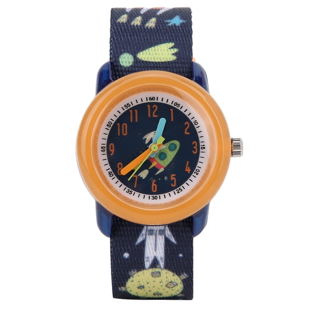 reloj de cuarzo para niños reloj para niños con patrón de dibujos animados reloj para niños reloj impermeable para niños diseño a prueba de futuro — vista frontal centrada de reloj infantil con caja redonda naranja, esfera azul con dibujo de cohete, manecillas azul claro y naranja, correa de cinta azul marino con estampado espacial de planetas y cometas, corona plateada y hebilla de acero inoxidable. Suele utilizarse también como accesorio lúdico para niños.
