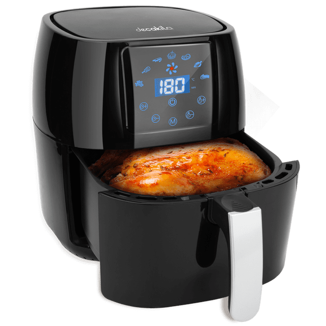 freidora de aire 4.5 l air fryer digital negra decakila kuec039b vista frontal 3/4 con cesta abierta y pollo asado visible; carcasa negra brillante, pantalla LED azul que muestra 180° y iconos de 7 modos, controles táctiles, mango frontal blanco y cesta antiadherente extraíble. Capacidad 4.5 L, temperatura 80–200 °C y temporizador 60 min; a menudo se usa también para recalentar y dorar porciones pequeñas.