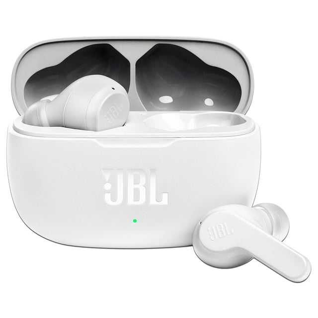 audífonos inalámbricos jbl vibe 200tws blanco estuche abierto con un audífono dentro y otro fuera, acabado blanco mate y logo JBL en el frente, LED verde de carga visible, diseño in-ear con tallo corto, frecuentemente usados para llamadas manos libres y uso diario.