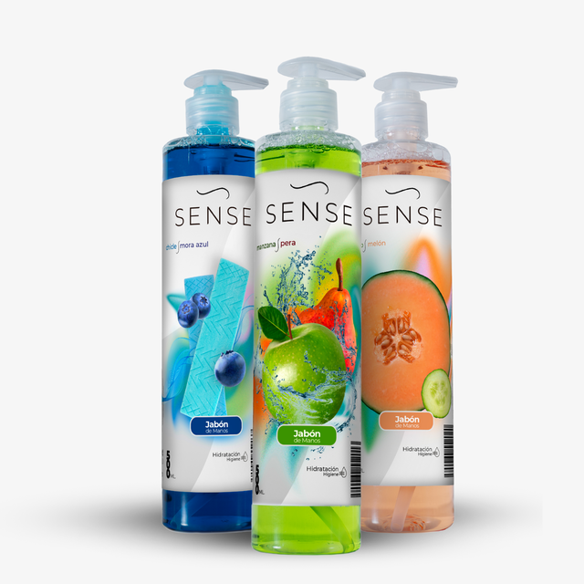 jabón líquido para manos sense / 3 pack mix de aromas / manzana-pera / melón pepino / chicle mora azúl / 500 ml. Tres botellas frontales con dispensador y geles multicolor: azul (chicle mora azul), verde (manzana pera) y naranja melón (melón pepino); etiquetas SENSE con imágenes de las frutas y marcado 500 ml; suele colocarse en lavabos domésticos y estaciones de lavado.